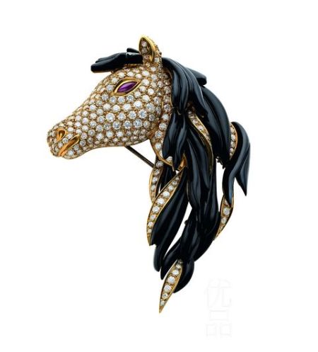 Bulgari黄金“马”形胸针，镶嵌缟玛瑙、红玉石与钻石，创作时间为1977年。