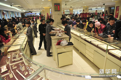 12月21日，北京菜百商场贵金属柜台旁人头攒动。新华网图片 杨光