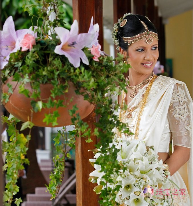 佩戴传统首饰的斯里兰卡新娘