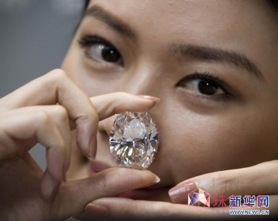 3500万美元的罕见巨钻将在香港苏士比拍卖模特展示蛋形钻石