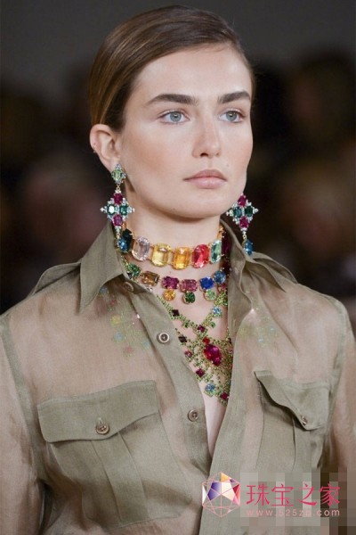 Ralph Lauren以彩色糖果般的珠宝搭配优雅丝质衬衫