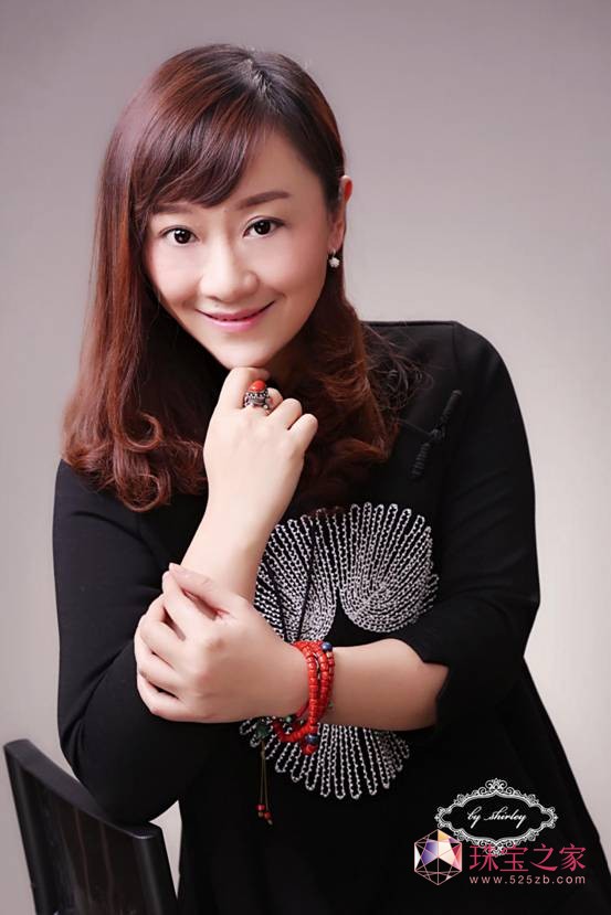 她是薛丽-Shirley Xue，大胆无畏与性感精致并存的珠宝设计师
