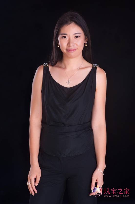 她是王增-Anna Wang，精致深邃、动人心魂又充满古典韵味的设计师