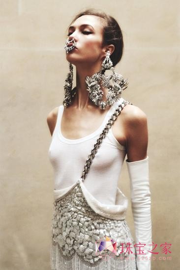 Karlie Kloss佩戴Givenchy鼻环拍摄的大片